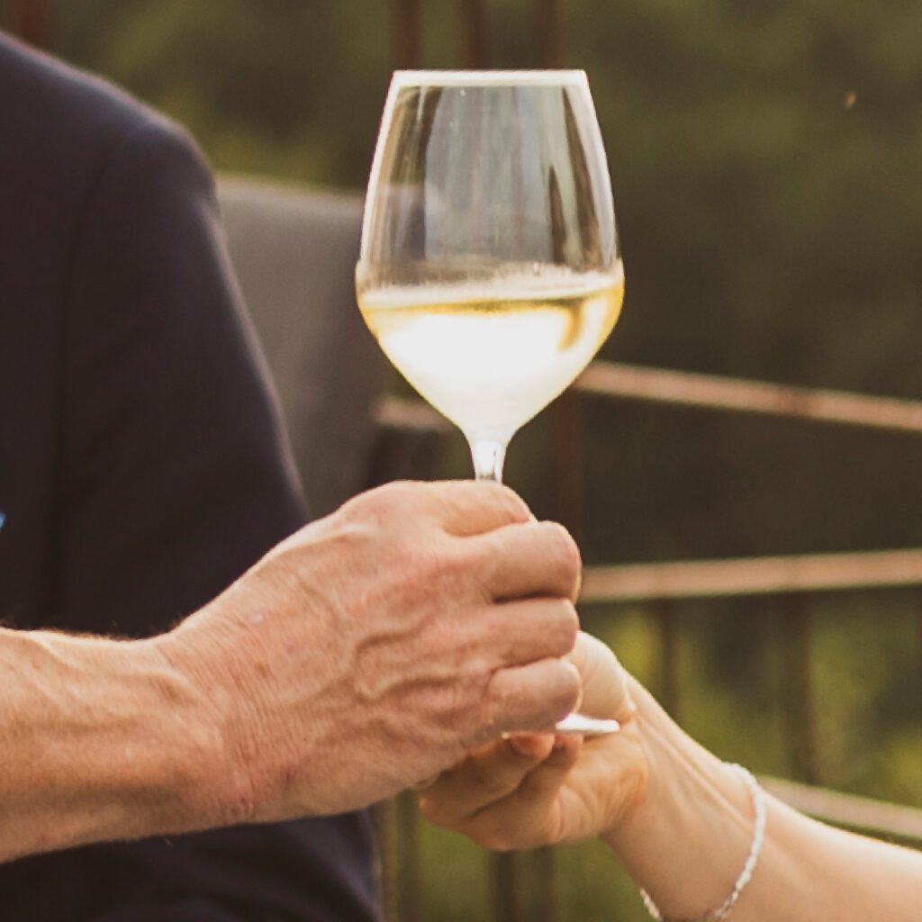 Comunicazione per location ed eventi nelle Langhe con identità visiva curata