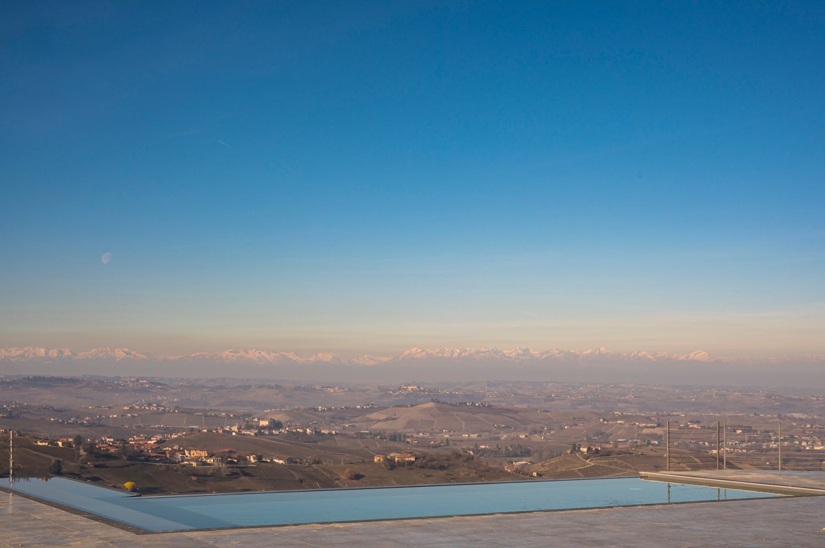 comunicazione visiva per location con piscina a sfioro e eventi